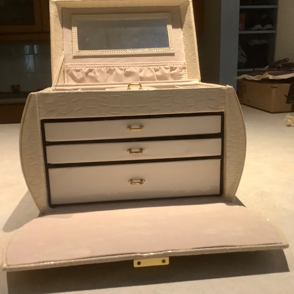 Purse sized Off White Jewellery Box - Picture 2 of 6